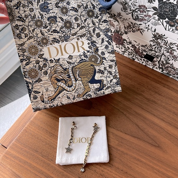 Dior earrings uneven design, can be worn single or a pair. - Picture 6 of 6